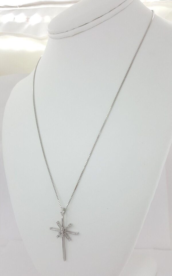 0.1 ct 18K White Gold Round Cut Diamond Snowflake / Starburst Cross Pendant