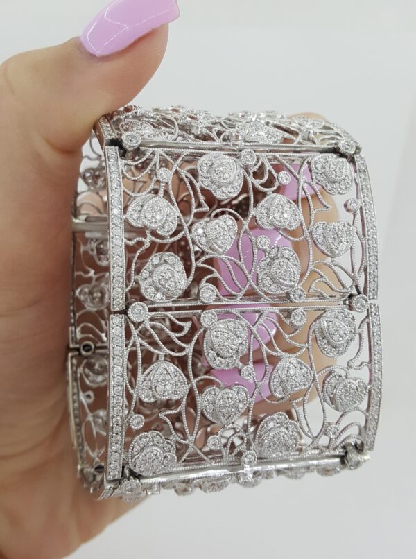 Vintage Style Diamond Flower Bracelet 12.21 ct 79 Grams 46mm 18K White Gold